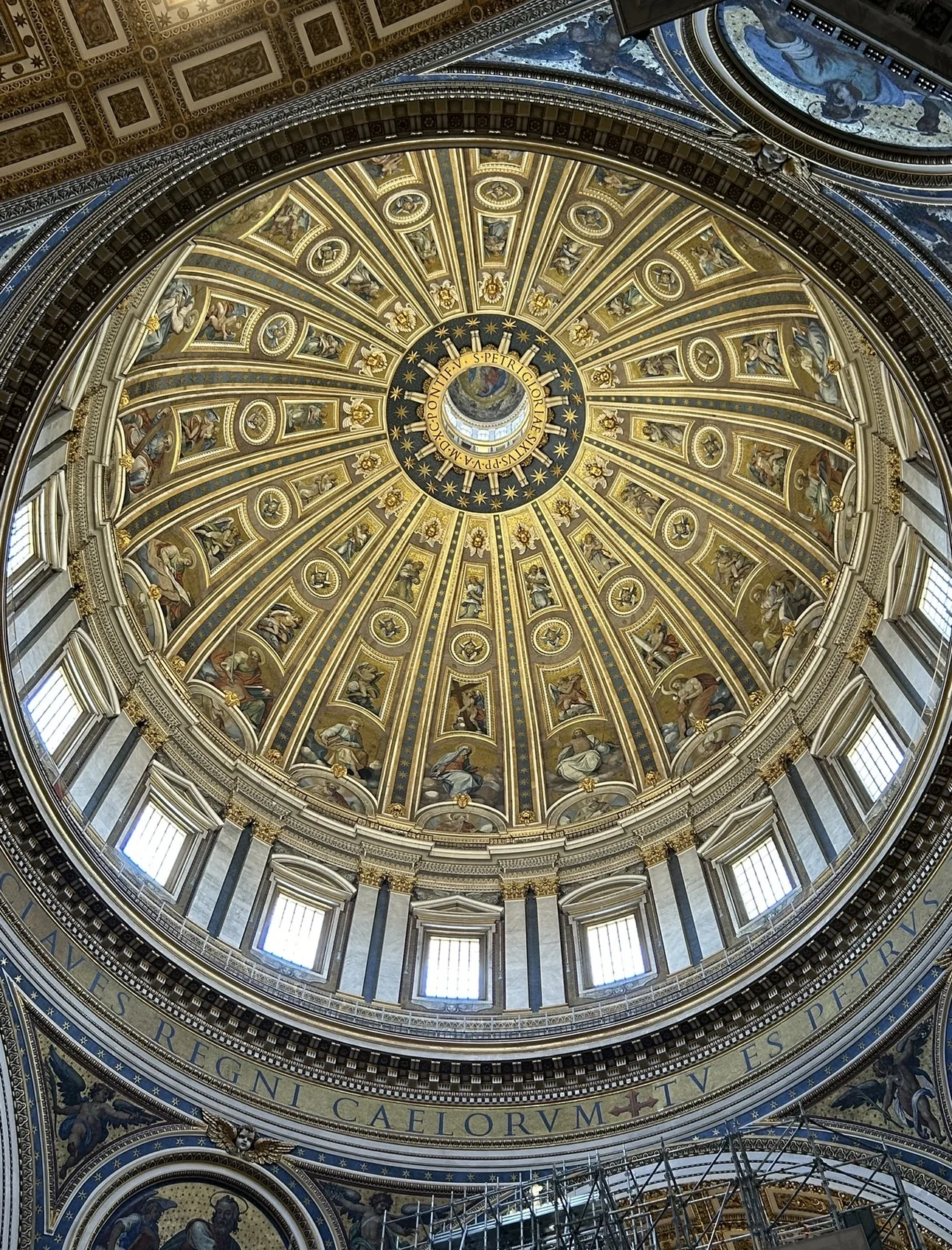 Interior of Michelangelo's dome of St. Peter's Basilica seen from the floor, with the inscription TV ES PETRVS